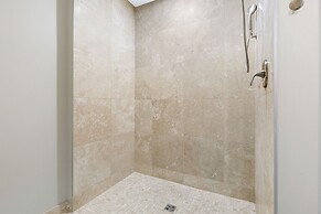 Spacious 4B Oasis steps from French Quarter