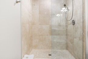 Spacious 4B Oasis steps from French Quarter