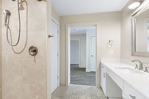 Spacious 4B Oasis steps from French Quarter