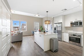 Spacious 4B Oasis steps from French Quarter