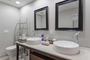 Luxury 2BR Condo at Icon Brickell W