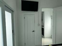 Gorgeous 1-Bedroom Beachside Suite