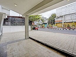 Super OYO 91618 Hotel Nawangwulan