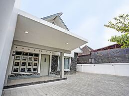 Super OYO 91618 Hotel Nawangwulan