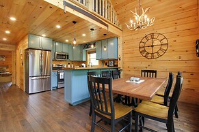 Londonderry Chalet w/ Deck, Fire Pit & Views!