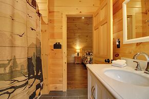 Londonderry Chalet w/ Deck, Fire Pit & Views!