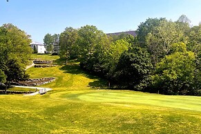 Branson Retreat w/ Balcony & 18-hole Golf Course!