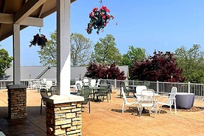 Branson Retreat w/ Balcony & 18-hole Golf Course!