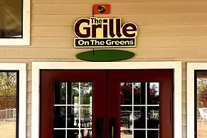 Branson Retreat w/ Balcony & 18-hole Golf Course!