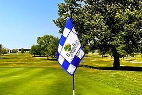 Branson Retreat w/ Balcony & 18-hole Golf Course!