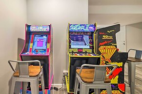 Hot Tub, Lake Access: Spacious Poconos Getaway!