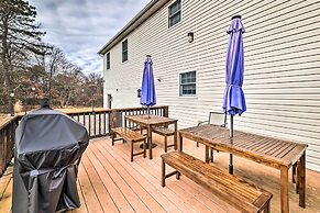 Hot Tub, Lake Access: Spacious Poconos Getaway!