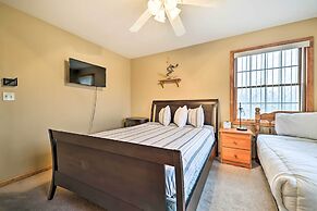 Hot Tub, Lake Access: Spacious Poconos Getaway!