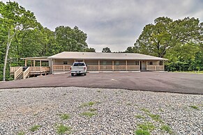 Dtwn Bull Shoals Condo: 1 Mi to Lake Access!