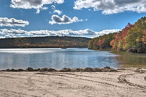 1 Mi to Jack Frost Ski Resort: Water-view Retreat