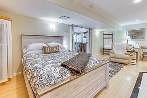 CO Springs Apartment in the Pines w/ Treehouse!