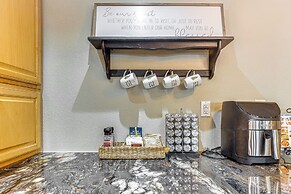 CO Springs Apartment in the Pines w/ Treehouse!