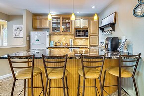 CO Springs Apartment in the Pines w/ Treehouse!