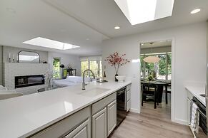 Modern Home: 3 Miles to Woodinville Wine Country!