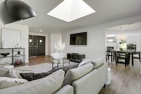 Modern Home: 3 Miles to Woodinville Wine Country!