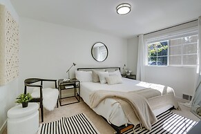 Modern Home: 3 Miles to Woodinville Wine Country!