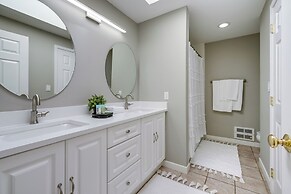 Modern Home: 3 Miles to Woodinville Wine Country!