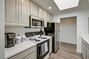 Modern Home: 3 Miles to Woodinville Wine Country!