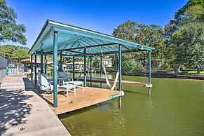 Cedar Creek Lake Home: Private Dock & Hot Tub