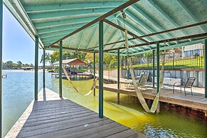 Cedar Creek Lake Home: Private Dock & Hot Tub