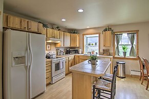 Airy Emigrant Townhome w/ Sweeping Mtn Views!