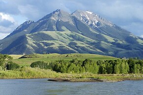 Airy Emigrant Townhome w/ Sweeping Mtn Views!