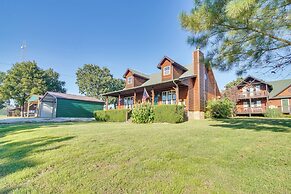 Incredible Log Home: 1 Mile From Lake Tenkiller