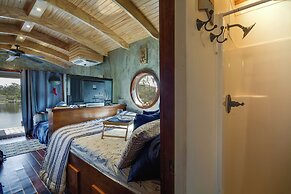 Bay St Louis Houseboat 6 Mi to Old Town & Beach!