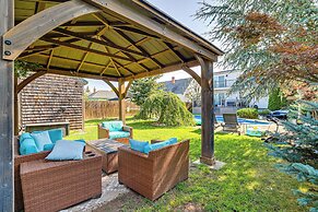 Near Yale & Lighthouse Point Beach: Home w/ Pool!