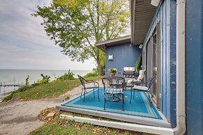 Spacious Waterfront Retreat Near Uw-green Bay
