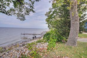 Spacious Waterfront Retreat Near Uw-green Bay
