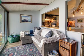 Spacious Waterfront Retreat Near Uw-green Bay