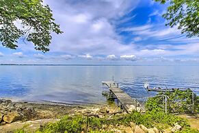 Spacious Waterfront Retreat Near Uw-green Bay