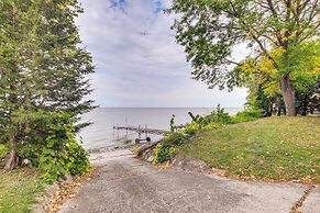 Spacious Waterfront Retreat Near Uw-green Bay