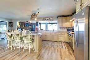 Spacious Waterfront Retreat Near Uw-green Bay
