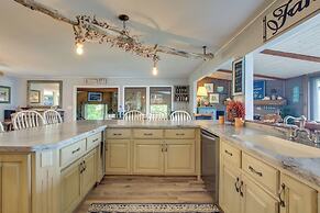 Spacious Waterfront Retreat Near Uw-green Bay