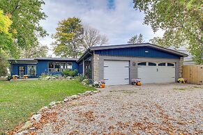 Spacious Waterfront Retreat Near Uw-green Bay