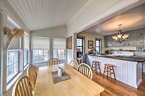 Charming Cottage w/ Patio, Walk to Boothbay Harbor