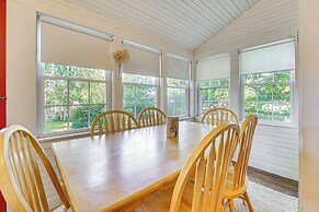 Charming Cottage w/ Patio, Walk to Boothbay Harbor