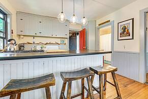Charming Cottage w/ Patio, Walk to Boothbay Harbor