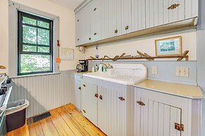 Charming Cottage w/ Patio, Walk to Boothbay Harbor