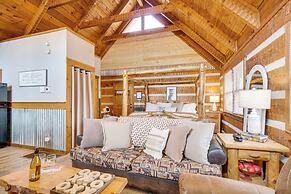 Honey Bear Pause: Rural Escape w/ Porch & Hot Tub!