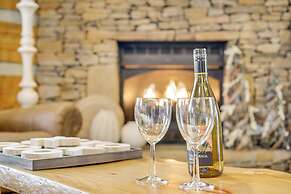 Honey Bear Pause: Rural Escape w/ Porch & Hot Tub!