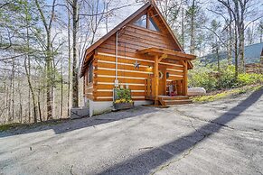 Honey Bear Pause: Rural Escape w/ Porch & Hot Tub!