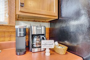 Honey Bear Pause: Rural Escape w/ Porch & Hot Tub!